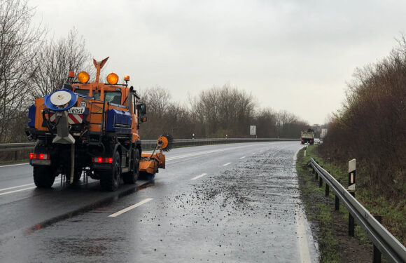 LKW verliert Kies auf der B65