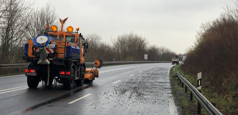 LKW verliert Kies auf der B65