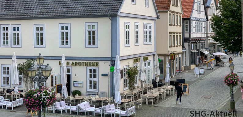 Bückeburg: Glühweinverkauf an der Hofapotheke für den Abschlussball der IGS Helpsen