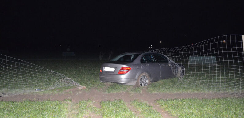 Mit 2,63 Promille und ohne Führerschein im Mercedes von der Straße abgekommen