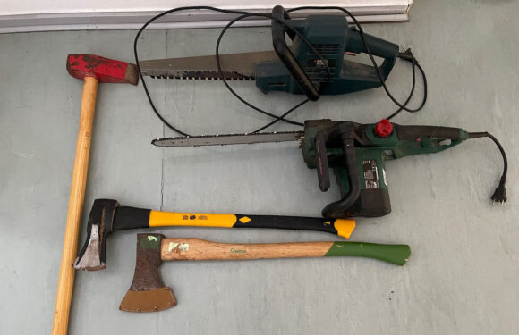 Polizei sucht Eigentümer: Drei Äxte und zwei Elektrosägen in Obernwöhren gefunden