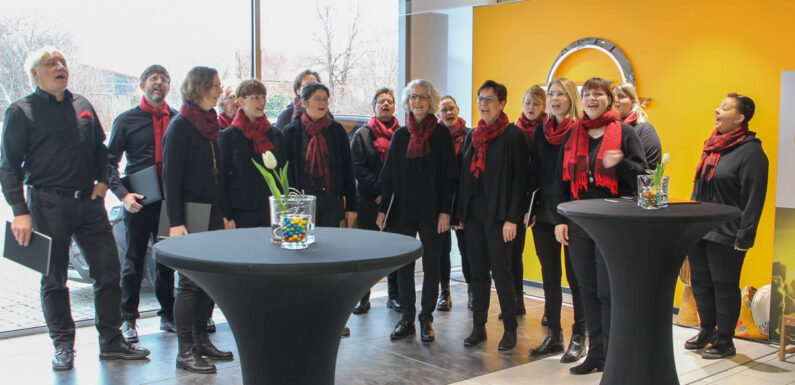 Tränen der Freude: Kammerchor Cantemus begeistert erst im Vatikan, dann im Autohaus Starnitzke