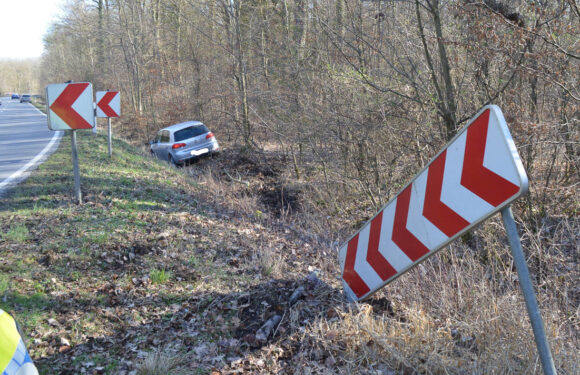 In einer Linkskurve geradeaus weitergefahren: Obernkirchener kommt mit Auto von der Straße ab