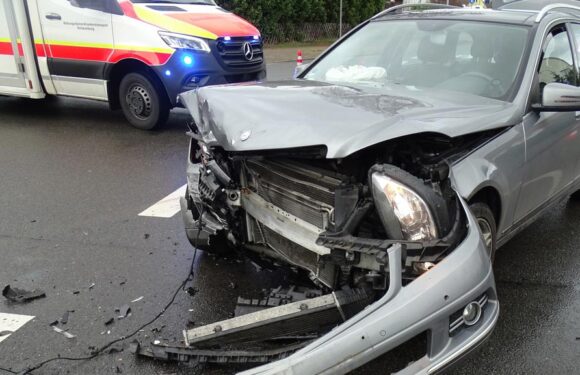 Zusammenstoß auf Ahnser Kreuzung / Unfallflucht während Unfallaufnahme in Bückeburg