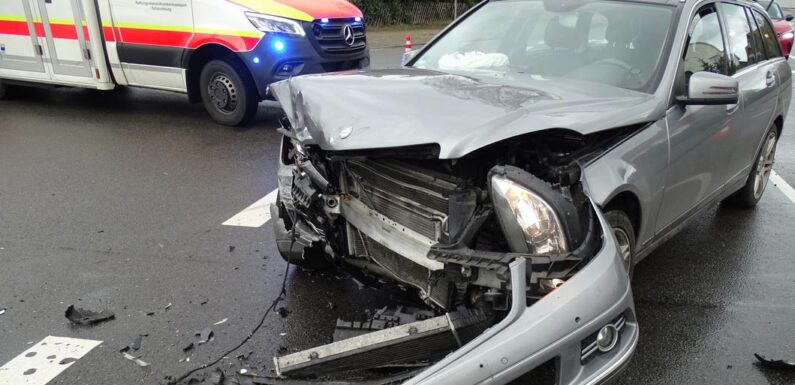 Zusammenstoß auf Ahnser Kreuzung / Unfallflucht während Unfallaufnahme in Bückeburg