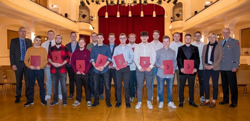 Junge Fachkräfte für Fluggeräte freigesprochen: Absolventen der Ausbildungswerkstatt des Hubschrauberzentrums schließen Berufsausbildung erfolgreich ab