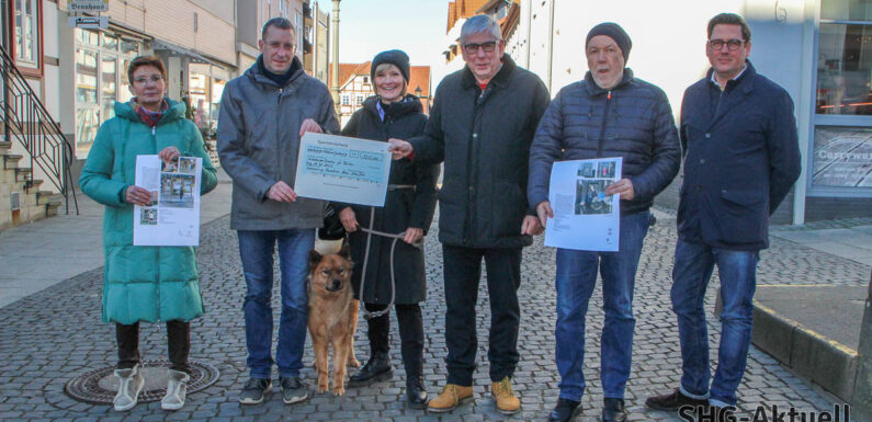 Anwohner der Neuen Straße spenden für neue Spielgeräte in Bückeburger Innenstadt