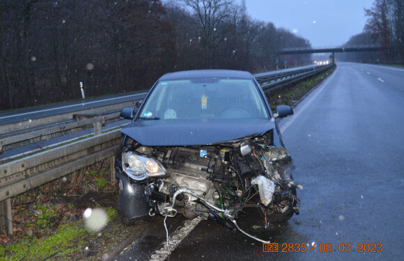 VW-Fahrer verliert Kontrolle auf B65 und rammt Leitplanke