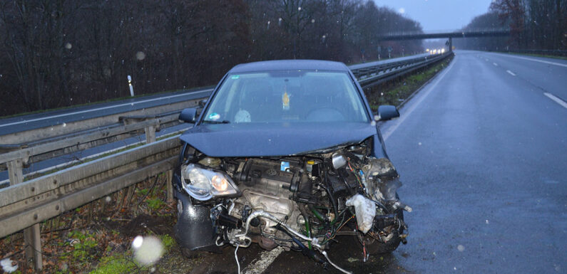VW-Fahrer verliert Kontrolle auf B65 und rammt Leitplanke