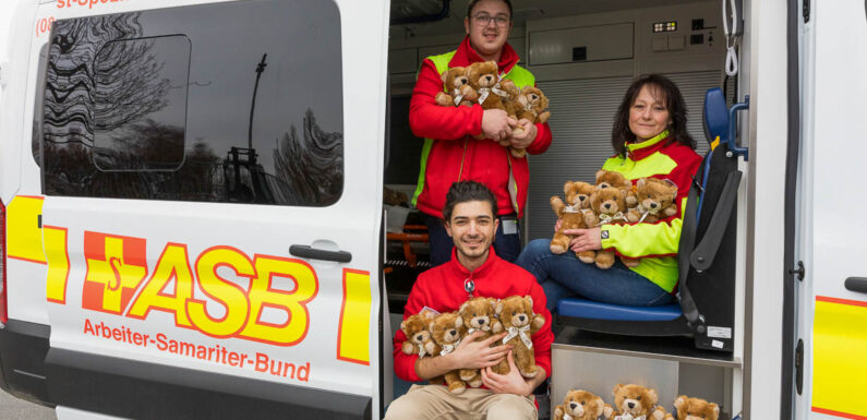 ASB erhält 62 kuschelige Trostspender / Ein Jahr Drehkreuz für ukrainische Geflüchtete
