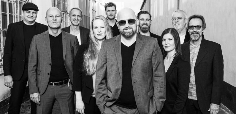 Beim ASB-Bahnhof freut man sich auf die Band „tiefblau“ aus Hannover