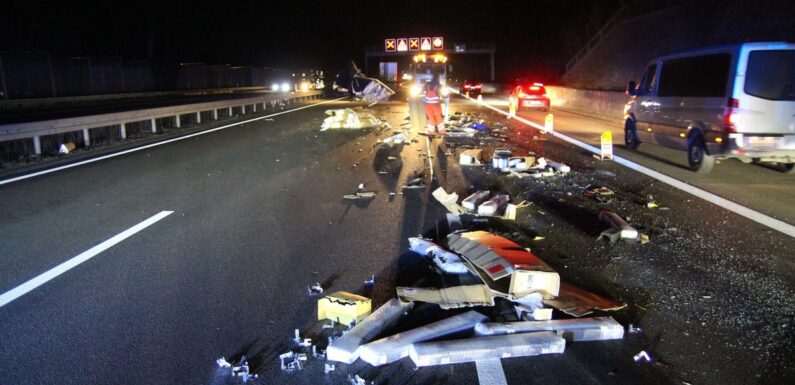 Kleinlaster fährt auf LKW auf: Fahrer verletzt, Trümmerteile landen auf der A2