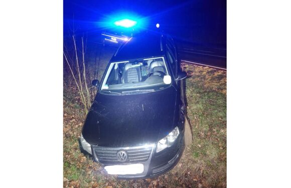 Betrunken auf der B83 in den Straßengraben gefahren