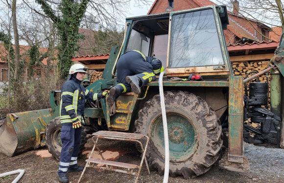 Feuerwehr wird zu brennendem Baggerlader nach Wölpinghausen alarmiert