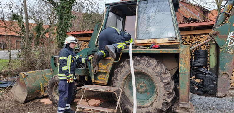 Feuerwehr wird zu brennendem Baggerlader nach Wölpinghausen alarmiert