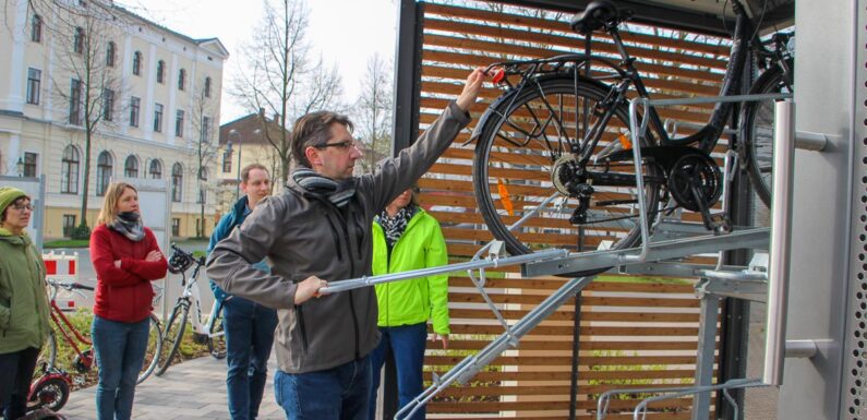 Sicher und überdacht „parken“: Bike-and-Ride-Anlage mit 60 Stellplätzen am Bahnhof Bückeburg eröffnet