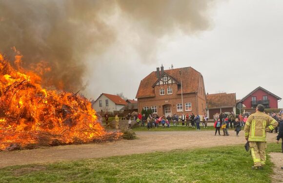 Erfolgreiche Spendensammlung beim Osterfeuer für die Jugendfeuerwehr Wendthagen-Ehlen
