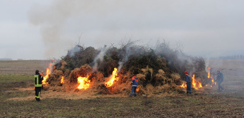 Osterfeuer der Feuerwehren in Bückeburg