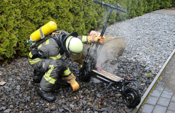 E-Scooter-Akku brennt und erhitzt sich immer wieder: Feuerwehr muss Roller in Mülltonne versenken