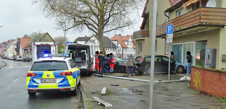 PKW gerät in Gegenverkehr: Krankentransporter muss ausweichen und verursacht Folgeunfall