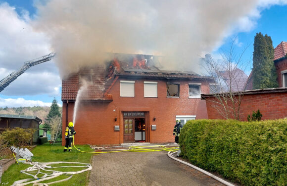 Großbrand zerstört Gebäude in Wölpinghausen: 130 Feuerwehrleute im Einsatz