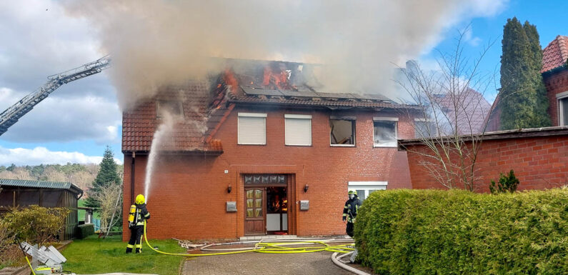 Großbrand zerstört Gebäude in Wölpinghausen: 130 Feuerwehrleute im Einsatz