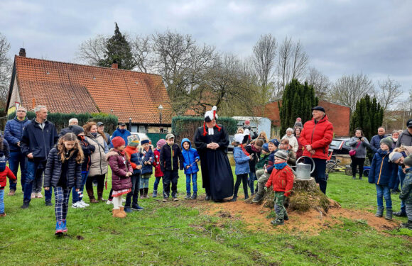 Storchengottesdienst samt Taufe in Petzen: Nest mit Hilfe von Naturschutzbehörde und Bingo-Stiftung erfolgreich umgesetzt