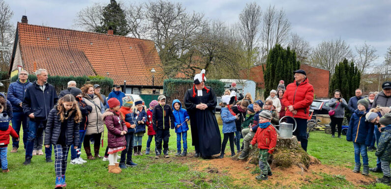 Storchengottesdienst samt Taufe in Petzen: Nest mit Hilfe von Naturschutzbehörde und Bingo-Stiftung erfolgreich umgesetzt