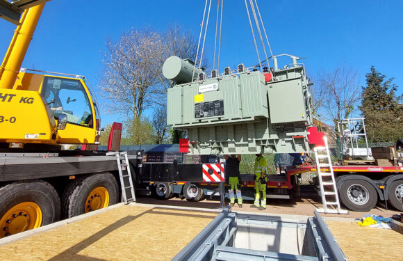 Umspannwerk wird modernisiert: Zweiter neuer Trafo in Rodenberg angeliefert