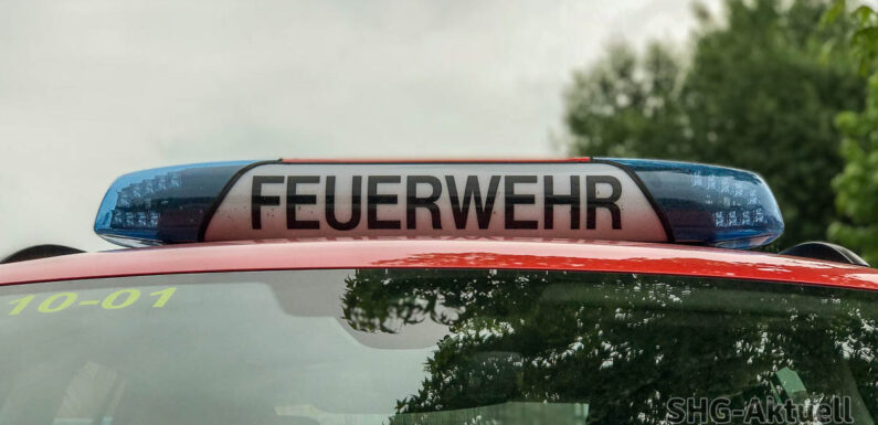 Strohballen und Paletten abgebrannt: Polizei und Feuerwehr gehen von Brandstiftung aus