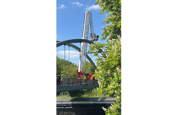 Feuerwehreinsatz an Himmelfahrt: Unbekannte platzieren Warnbaken auf Bogen der Kanalbrücke in Hespe