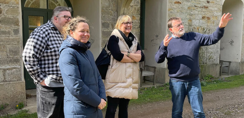 „Erfolgreiche Entwicklung der Jugend- und Freizeitstätte“: Marja-Liisa Völlers zu Besuch auf Schloss Baum