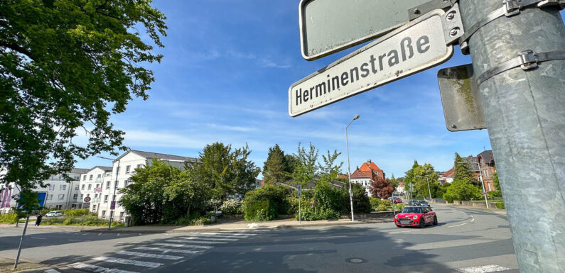 Unfallflucht: Geparkter Opel in der Bückeburger Herminenstraße beschädigt