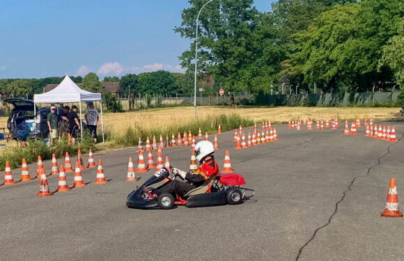 Schwitzen in Sitzen und Overalls: Trotz Hitze ist körperbedeckende Kleidung beim Kartfahren Pflicht