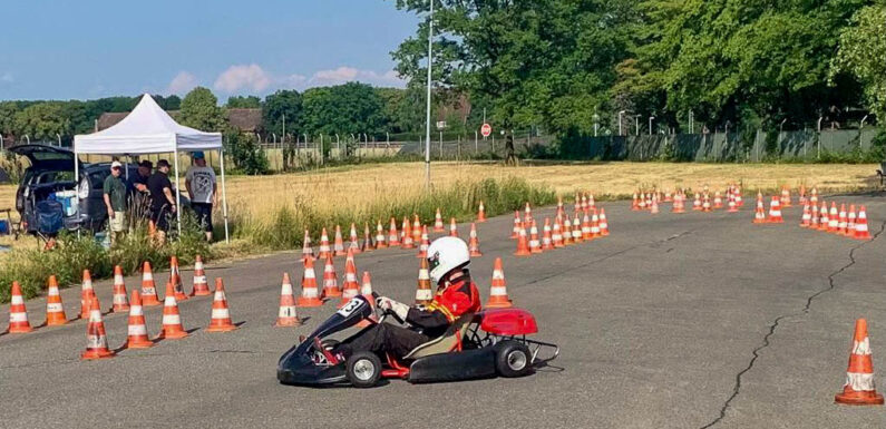 Schwitzen in Sitzen und Overalls: Trotz Hitze ist körperbedeckende Kleidung beim Kartfahren Pflicht
