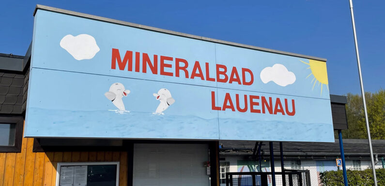 Chlorgasgeruch im Freibad: Feuerwehr evakuiert Mineralbad Lauenau
