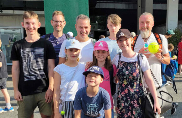 Zu Besuch in Halle: Jugendliche des Tennisclubs Obernkirchen ergattet Autogramm von Alexander Zverev