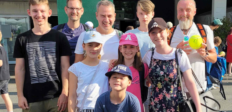 Zu Besuch in Halle: Jugendliche des Tennisclubs Obernkirchen ergattet Autogramm von Alexander Zverev
