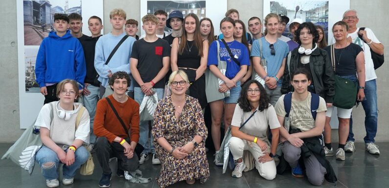 Jugendliche vom Adolfinium Bückeburg blicken hinter die Kulissen des Bundestags