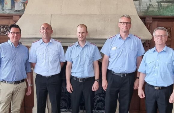 Ortsbrandmeister und Stellvertreter der Feuerwehr Meinsen-Warber-Achum erhalten Urkunden