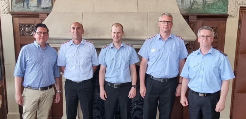 Ortsbrandmeister und Stellvertreter der Feuerwehr Meinsen-Warber-Achum erhalten Urkunden