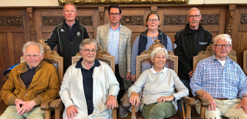 Für die Gemeinschaft verdient gemacht: Stadt Bückeburg verleiht acht Ehrenamtskarten