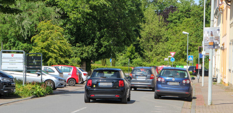 „Situation ist unerträglich geworden“: Initiative fordert schnelle Maßnahmen zur Verkehrsregulierung in Herminenstraße und Ulmenallee