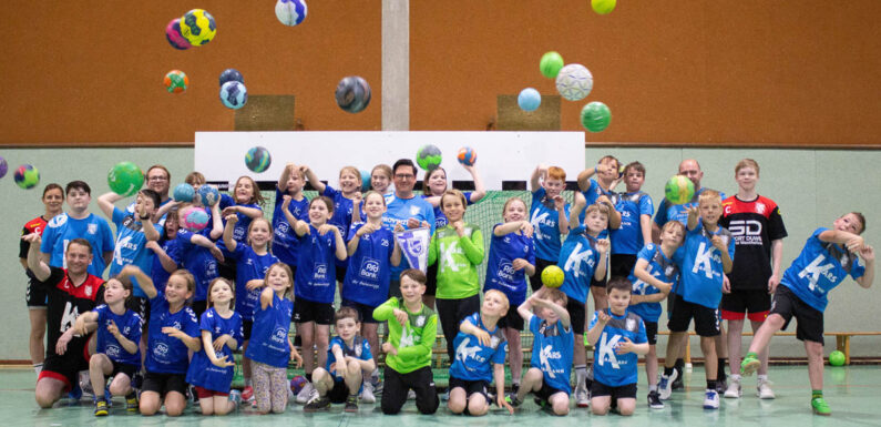 „Tolle Arbeit für die ganze Stadt“: Bürgermeister Axel Wohlgemuth besucht Jugend-Training des TVE Röcke