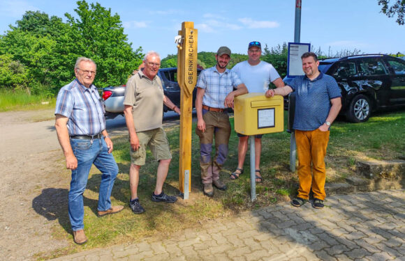 Mitfahrbänke gibt es einige in Norddeutschland, aber kein so kunstvoll gefertigtes „Mitfahrschild“ wie in Wendthagen-Ehlen