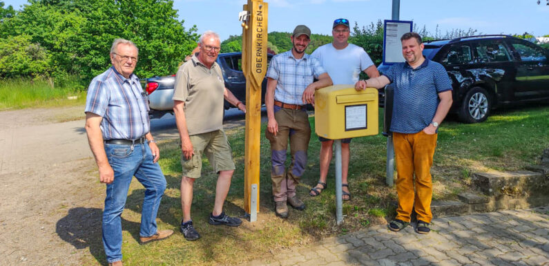 Mitfahrbänke gibt es einige in Norddeutschland, aber kein so kunstvoll gefertigtes „Mitfahrschild“ wie in Wendthagen-Ehlen