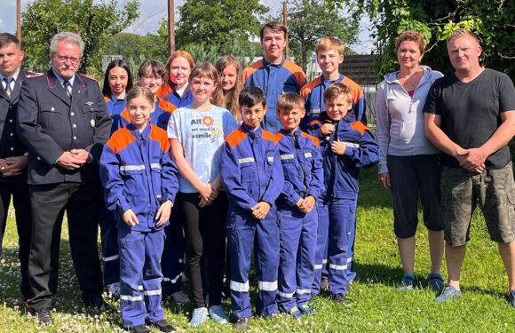 100 Jahre Feuerwehr Müsingen: Jugendfeuerwehr übergibt Spende