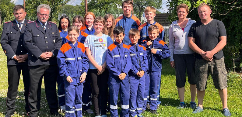 100 Jahre Feuerwehr Müsingen: Jugendfeuerwehr übergibt Spende