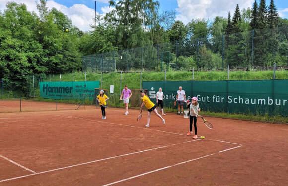 Arm an Punkten, reich an Erfahrung: Junioren des TC Obernkirchen beenden 1. Saison mit einer Abschlussfeier an der Piepenbreite