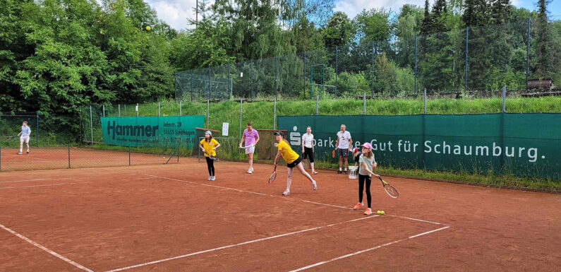 Arm an Punkten, reich an Erfahrung: Junioren des TC Obernkirchen beenden 1. Saison mit einer Abschlussfeier an der Piepenbreite